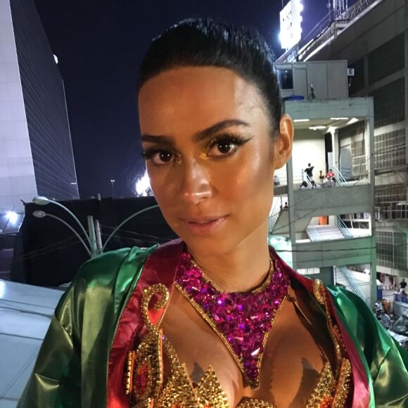 Thaila Ayala escolheu uma fantasia colorida para desfilar no Carnaval 2018