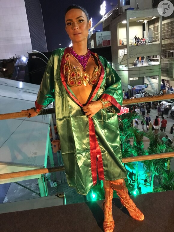 Thaila Ayala desfilou na Marquês de Sapucaí na madrugada desta segunda-feira, 12 de fevereiro de 2018