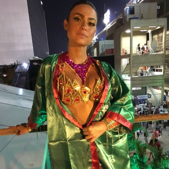 Thaila Ayala recorreu a injeção para desfilar na Grande Rio na madrugada desta segunda-feira, 12 de fevereiro de 2017