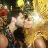 Duda Nagle ganha beijo da noiva, Sabrina Sato, durante o desfile da Vila Isabel, escola em que a apresentadora é rainha de bateria no Rio de Janeiro