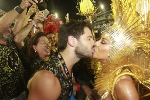 Duda Nagle ganha beijo da noiva, Sabrina Sato, durante o desfile da Vila Isabel, escola em que a apresentadora é rainha de bateria no Rio de Janeiro