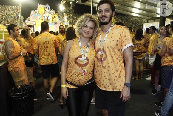 Lua Blanco e o namorado, Leandro Soares, curtiram o Nosso Camarote na Marquês de Sapucaí nesta segunda-feira, 12 de fevereiro de 2018