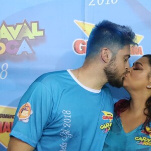 Preta Gil e o marido, Rodrigo Godoy, trocaram beijos no Camarote Guanabara nesta segunda-feira, 12 de fevereiro de 2018