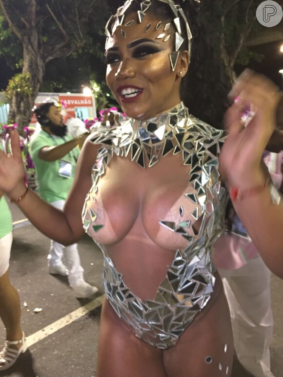 Carnaval sem ostentação! Evelyn Bastos, da Mangueira, usa vidro em fantasia. 'Menos de R$ 1 mil'