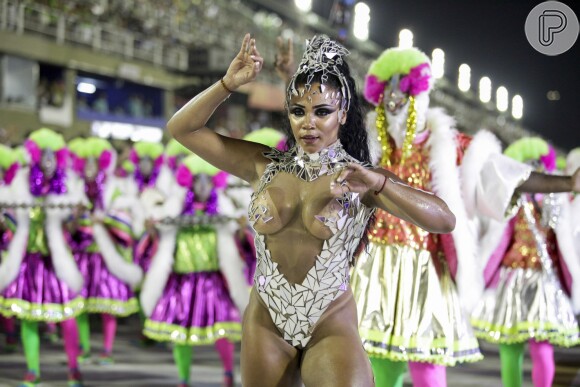 Sem ostentação! Rainha da Mangueira, Evelyn Bastos usa vidro em fantasia em desfile nesta segunda-feira, dia 12 de fevereiro de 2018