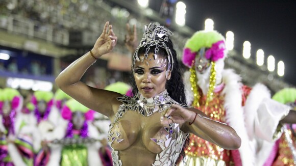Sem ostentação! Rainha da Mangueira, Evelyn Bastos usa vidro em fantasia: 'Cacos'