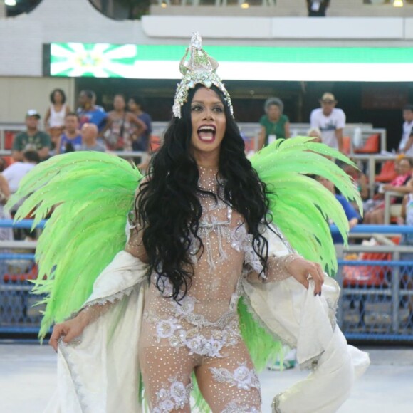 Silvero Pereira mostra samba no pé à frente da ala da diversidade da escola verde e branco