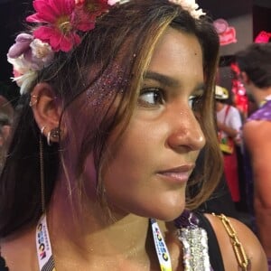 Giulia Costa marcou presença no Nosso Camarote para acompanhar o desfile das escolas do Grupo Especial na Marquês de Sapucaí, no Rio de Janeiro, neste domingo, 10 de fevereiro de 2018