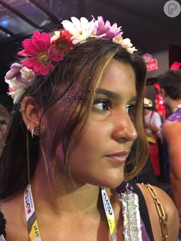 Giulia Costa marcou presença no Nosso Camarote para acompanhar o desfile das escolas do Grupo Especial na Marquês de Sapucaí, no Rio de Janeiro, neste domingo, 10 de fevereiro de 2018