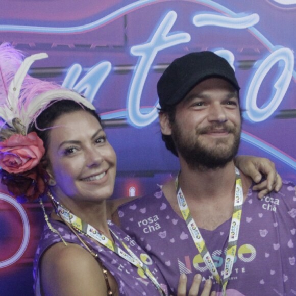 Emilio Dantas curte o Carnaval com a namorada, Fabiula Nascimento, na Sapucaí, no último domingo, (11)
