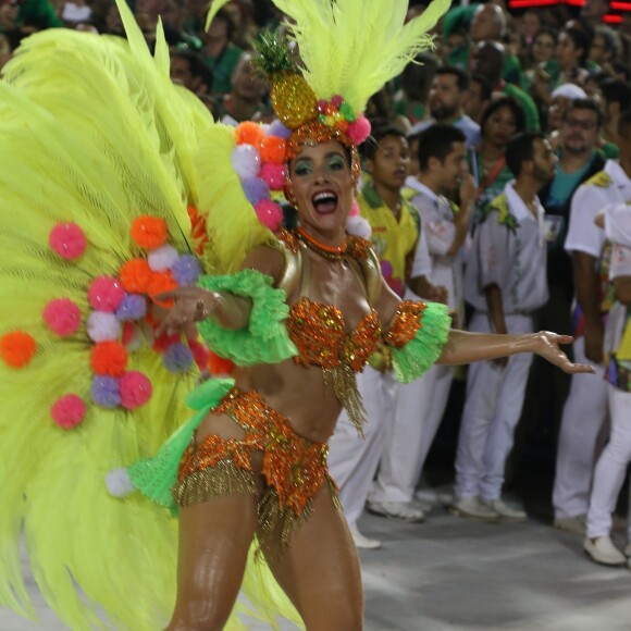 Monique Alfradique dispensou a dieta no dia do desfile da Grande Rio