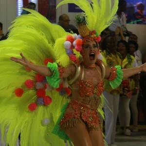 Monique Alfradique desfilou fantasiada de Carmen Miranda na Grande Rio