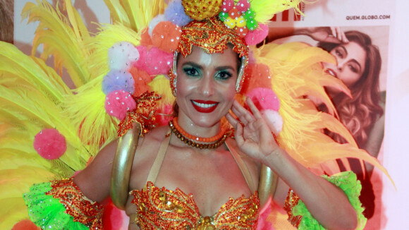 Monique Alfradique vira Carmen Miranda no Carnaval:'Pequena e falo rápido igual'