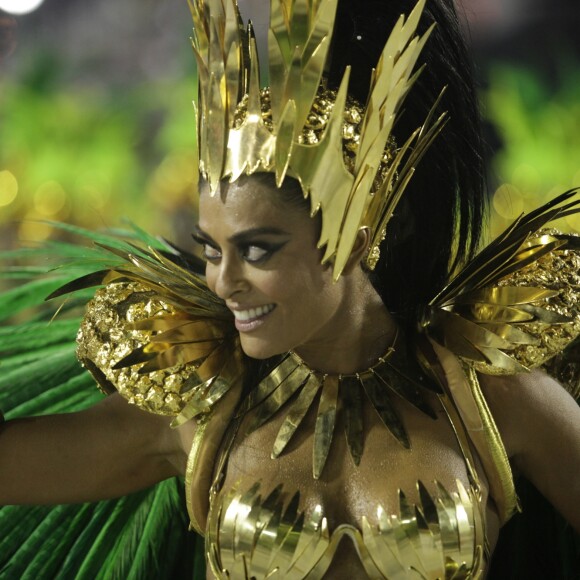 Juliana Paes desfilou com mais de 1 m de crina no cabelo