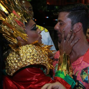 Carlos Eduardo Baptista acompanhou a mulher, Juliana Paes, na concentração da Grande Rio