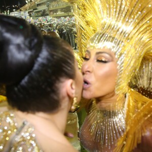 Maraisa deu um selinho em Sabrina Sato, durante o desfile da Vila Isabel, na Sapucaí do Rio de Janeiro, no domingo (11)