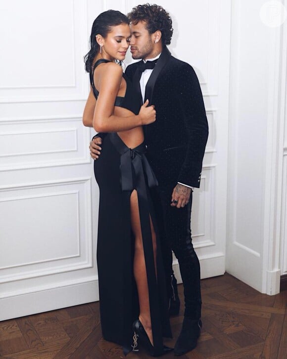 Seguidores de Neymar lembraram de sua namorada, Bruna Marquezine, ao verem foto sexy no Instagram do atacante do Paris Saint-Germain