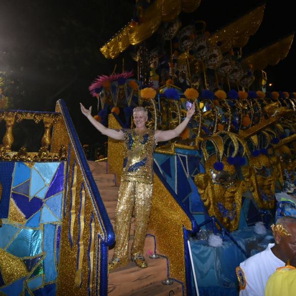 Miguel Falabella chegou cedo para conferir os últimos preparativos para o desfile da Unidos da Tijuca