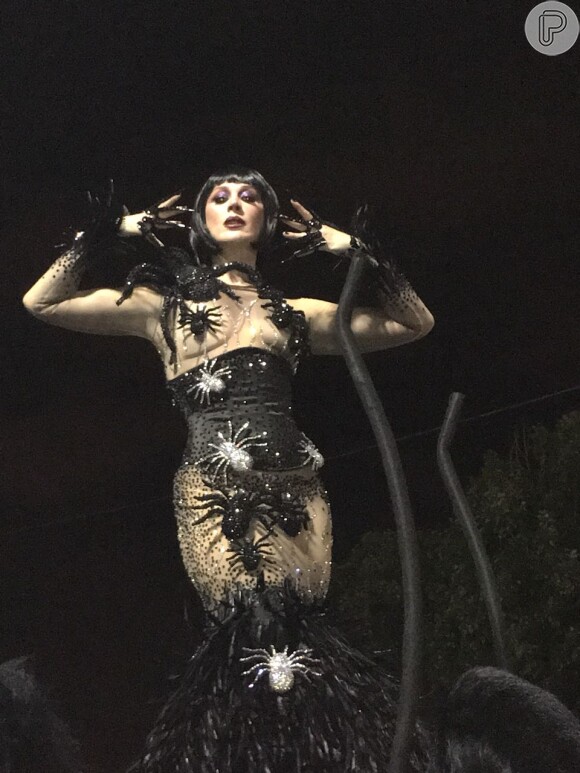 Claudia Raia representou a Mulher-Aranha no desfile de carnaval da Unidos da Tijuca, nesta segunda-feira, 12 de fevereiro de 2018