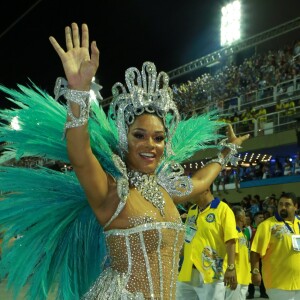 Juliana Alves usou uma fantasia prateada e transparente como rainha de bateria da Unidos da Tijuca