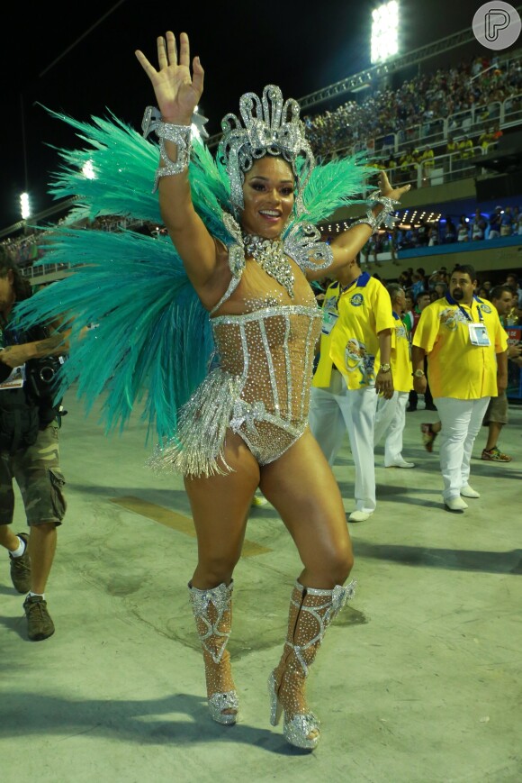 Juliana Alves usou uma fantasia prateada e transparente como rainha de bateria da Unidos da Tijuca