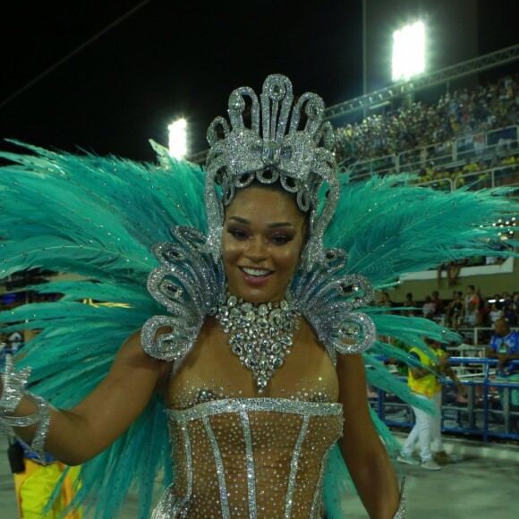 Juliana Alves levou a filha, Yolanda, de 4 meses, para os bastidores do desfile