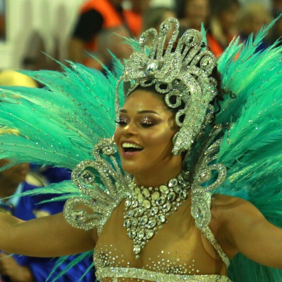 Rainha da Tijuca, Juliana Alves adota transparência em look à frente da bateria