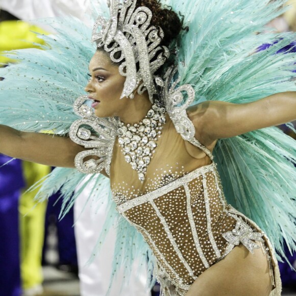 Juliana Alves retorna à Sapucaí com look transparente nesta segunda-feira, dia 12 de fevereiro de 2018