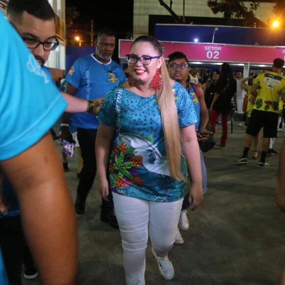 Marília Mendonça marcou presença na Marquês de Sapucaí, na noite desta segunda-feira, 12 de fevereiro de 2018