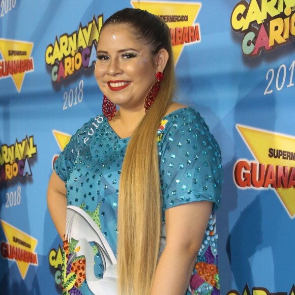 Marília Mendonça esteve no camarote Guanabara, na Marquês de Sapucaí, na noite desta segunda-feira, 12 de fevereiro de 2018
