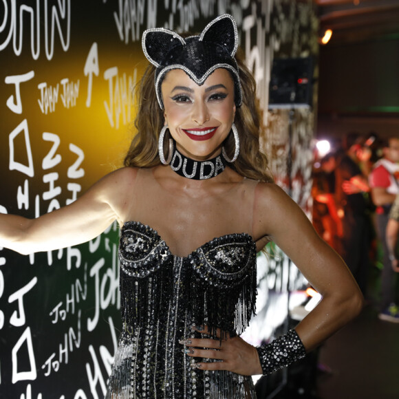 Sabrina Sato usou coleira para homenagear Luma de Oliveira e o noivo, Duda Nagle, nesta segunda-feira, 12 de fevereiro de 2018