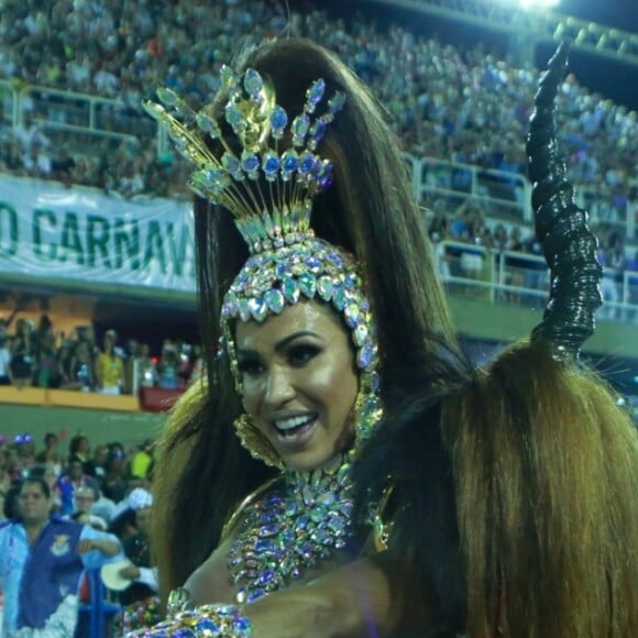 Gracyanne Barbosa desfilou pela primeira vez como rainha de bateria da União da Ilha