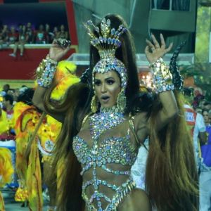 Gracyanne Barbosa estreou como rainha da União da Ilha, na madrugada desta terça-feira, 13 de fevereiro de 2018: 'Dedicar como debutante'