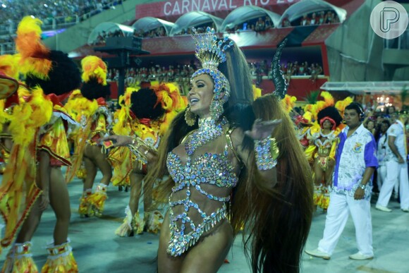 Gracyanne Barbosa festejou estreia como rainha da União da Ilha, na madrugada desta terça-feira, 13 de fevereiro de 2018: 'Dedicar como debutante'