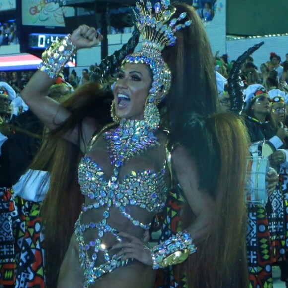 Gracyanne Barbosa comandou os ritmistas da União da Ilha, na madrugada desta terça-feira, 13 de fevereiro de 2018