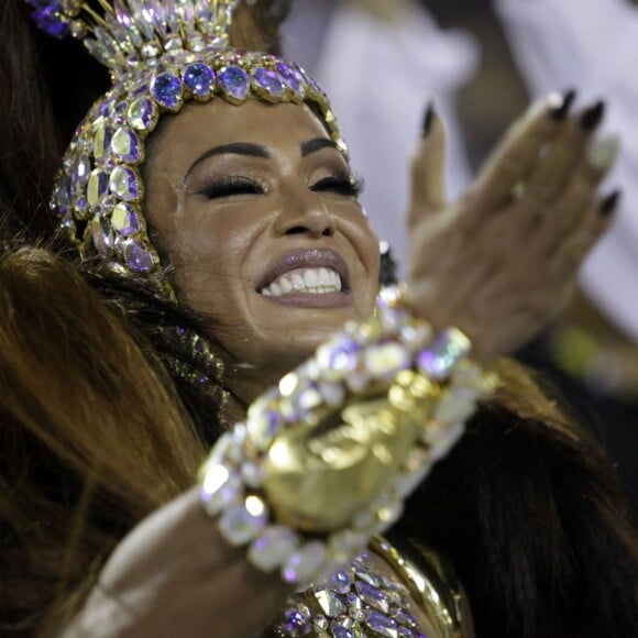 Gracyanne Barbosa brilhou em sua estreia à frente da bateria da União da Ilha, na madrugada deste terça-feira, 13 de fevereiro de 2018