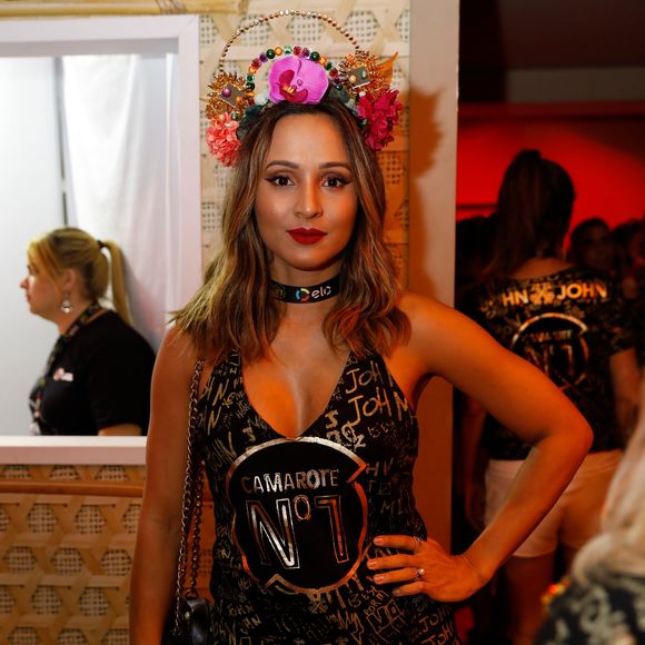 Thaíssa Carvalho escolheu um arranjo floral bem colorido