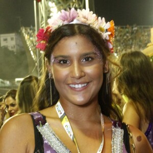Giulia Costa também usou flores na cabeça em uma coroa com tons claros