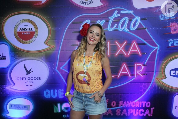  Juliana Silveira colocou duas rosas vermelhas no cabelo para curtir o Carnaval em camarote