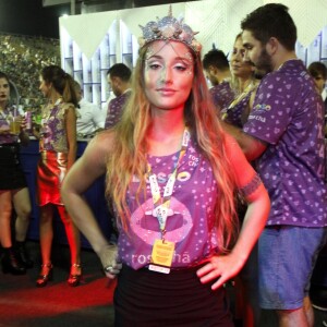 Bruna Griphao curtiu o espaço Nosso Camarote com acessários e maquiagem inspirados na Iemanjá: coroa na cabeça com conchas, pedras e brilhos na maquiagem. Para garantir o conforto, a atriz usou tênis e uma saia midi com fendas nas laterais