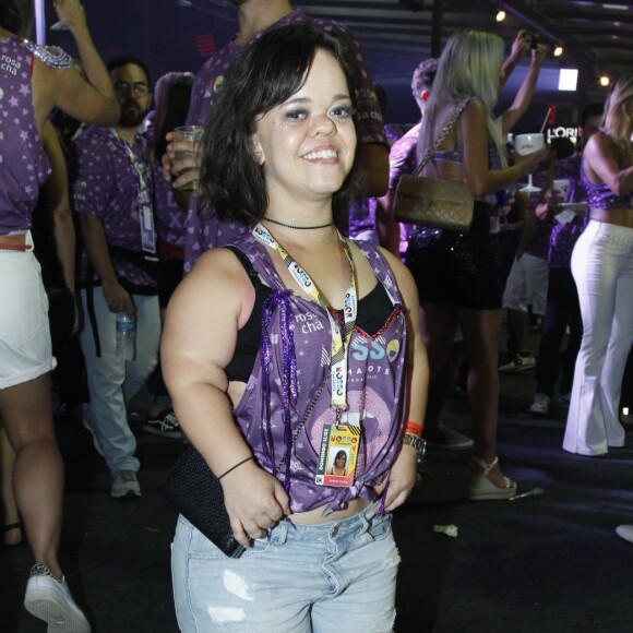 Juliana Caldas, no ar na novela 'O Outro Lado do Paraíso', se divertiu no Nosso Camarote usando uma bermuda jeans e top por baixo da camisa-convite, deixando parte da barriguinha à mostra