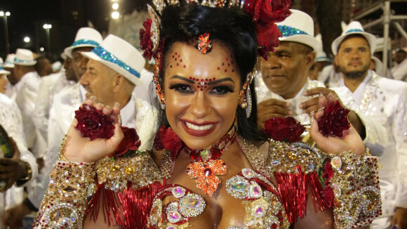 Rainha de bateria da Beija-Flor, Raíssa Oliveira descreve look: 'Dona da rua'