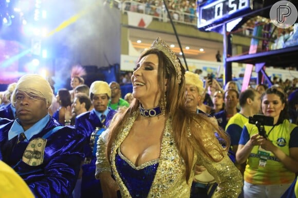 Marisa Orth reviveu o divertido papel de Magda e usou uma gargantilha com o nome 'Caco', personagem de Miguel Falabella em 'Sai de Baixo', no desfile da Unidos da Tijuca