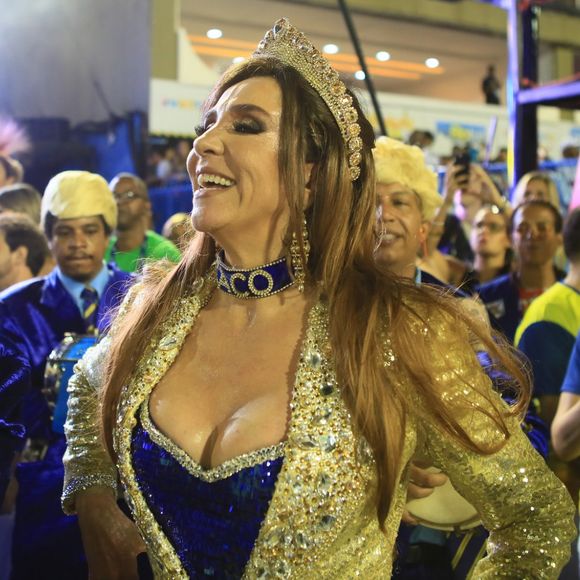 Marisa Orth reviveu o divertido papel de Magda e usou uma gargantilha com o nome 'Caco', personagem de Miguel Falabella em 'Sai de Baixo', no desfile da Unidos da Tijuca