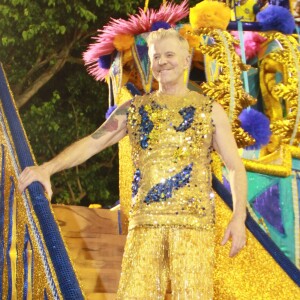 Miguel Falabella usou uma produção dourada e bem brilhosa – até os pés – para desfilar pela Unidos da Tijuca na noite desta segunda-feira, 12 de fevereiro de 2018