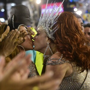 Claudia Raia deu selinho em Sabrina Sato durante o desfile da Beija-Flor