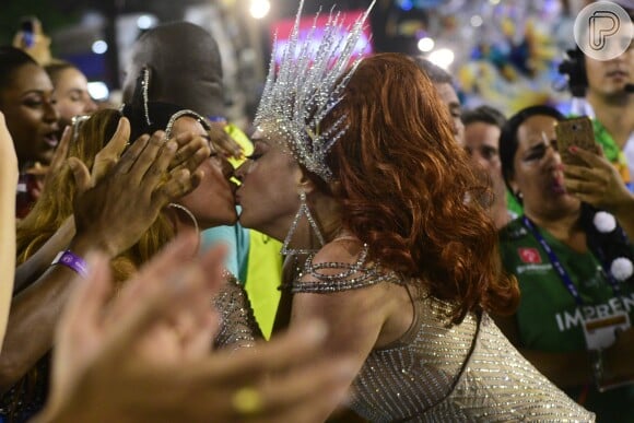 Claudia Raia deu selinho em Sabrina Sato durante o desfile da Beija-Flor