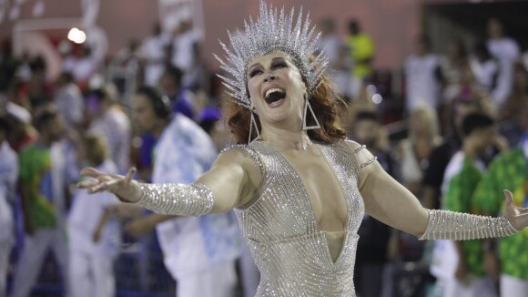 Claudia Raia aponta alerta em desfile da Beija-Flor: 'Hino do lamento'. Vídeo!
