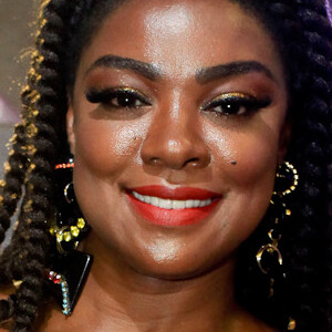 'Hoje meu eterno romance vai entrar na avenida! Estarei com meu coração cheio de carinho, amor e respeito, pronta pra aplaudi-la! ', declarou Cris Vianna