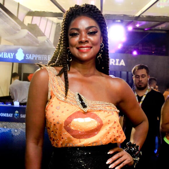 Cris Vianna chegou desacompanhada à Marquês de Sapucaí, no Rio de Janeiro, na noite desta segunda-feira, 12 de janeiro de 2018